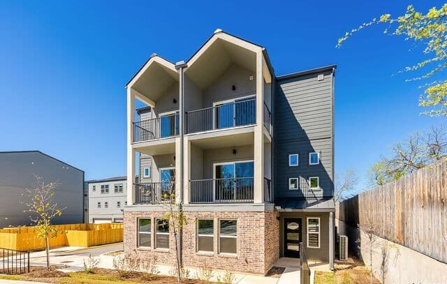 419 Ira Avenue Unit 1102