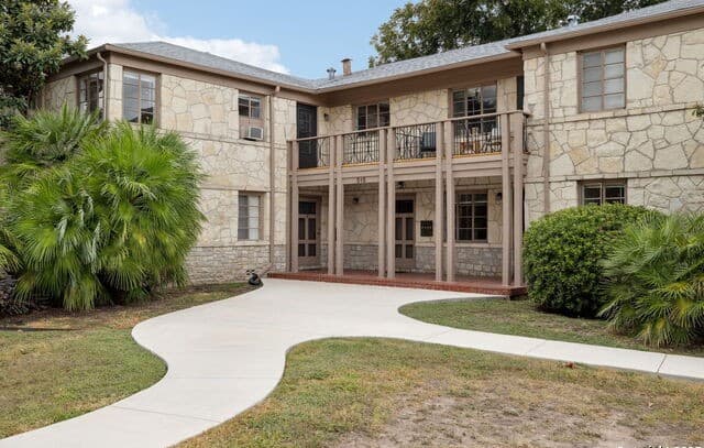 2-bedroom rental at 515 E Olmos Dr Unit 2 in Olmos Park TX