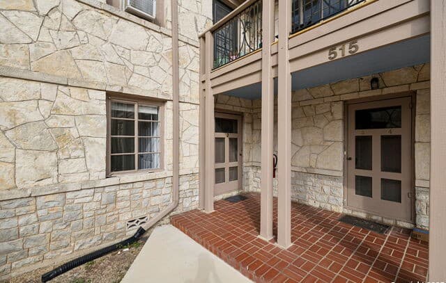 2-bedroom rental at 515 E Olmos Dr Unit 2 in Olmos Park, TX — photo 2