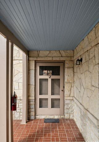 2-bedroom rental at 515 E Olmos Dr Unit 2 in Olmos Park, TX — photo 3