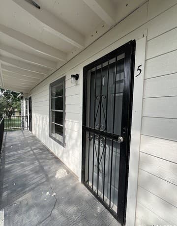 1-bedroom rental at 1723 W Mayfield Blvd Unit 5 in San Antonio TX