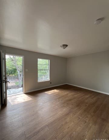 1-bedroom rental at 1723 W Mayfield Blvd Unit 5 in San Antonio, TX — photo 5