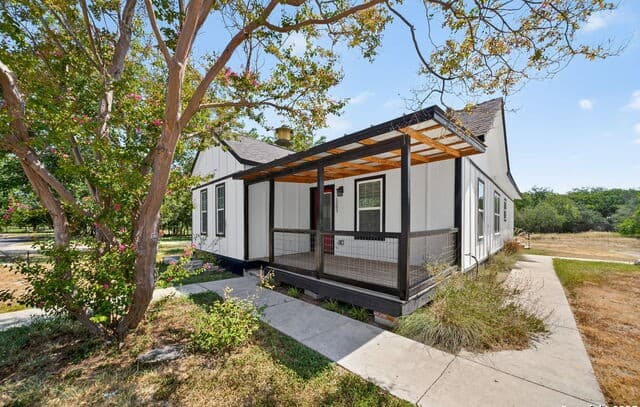 1203 Avenue J — photo 2