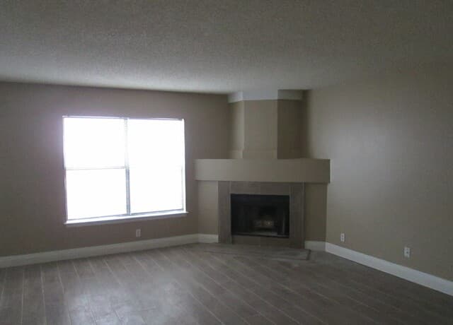 1827 Leander — photo 3