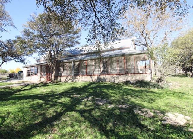 8811 Fm 471 — photo 1