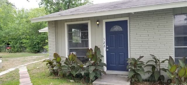 2-bedroom rental at 122 San Angelo in San Antonio, TX — photo 2