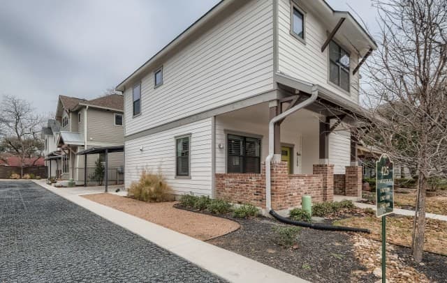 425 E Mistletoe Ave. Unit 200 — photo 2