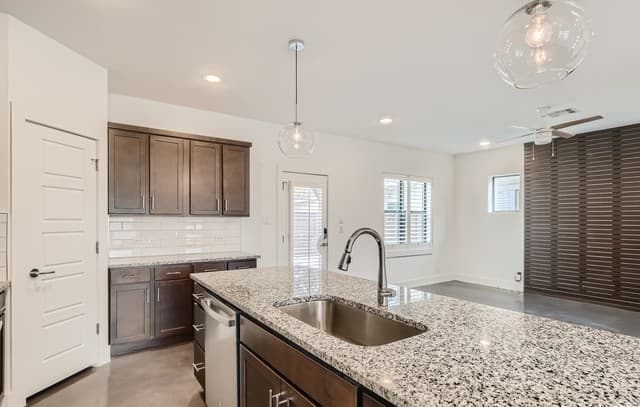 425 E Mistletoe Ave. Unit 200 — photo 4