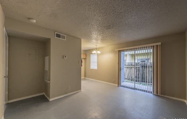 1634 W Woodlawn Unit 6 — photo 2