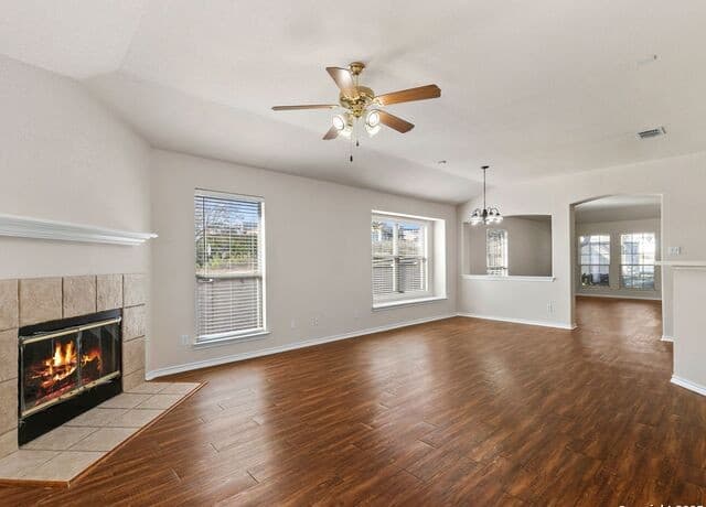 102 Lindseys — photo 4