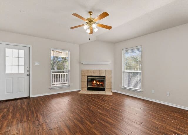 102 Lindseys — photo 5