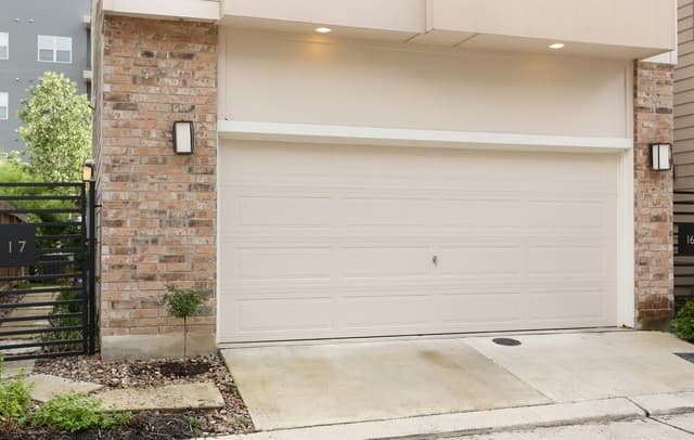 3831 Harry Wurzbach Unit 17 — photo 2