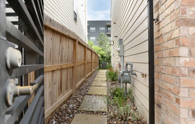 3831 Harry Wurzbach Unit 17 — photo 3