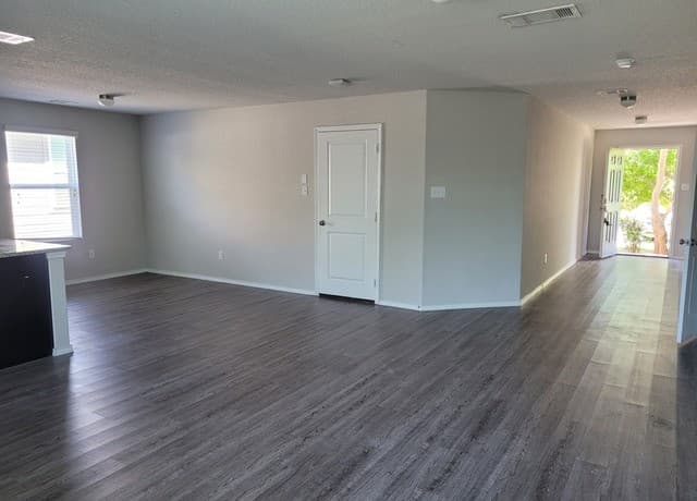 4-bedroom rental at 11311 Babcock Bend in San Antonio, TX — photo 5