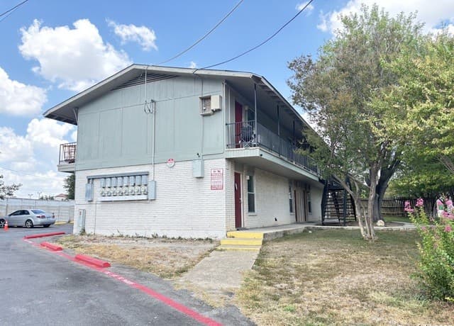 1-bedroom rental at 5603 Bienville Unit E-7 in San Antonio, TX — photo 2