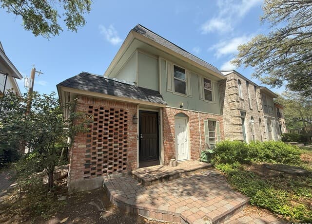 2811 Woodbury Unit 301 — photo 1