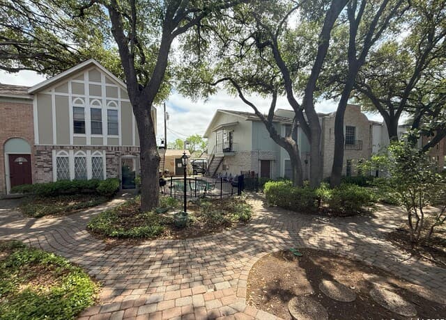 2811 Woodbury Unit 301 — photo 2