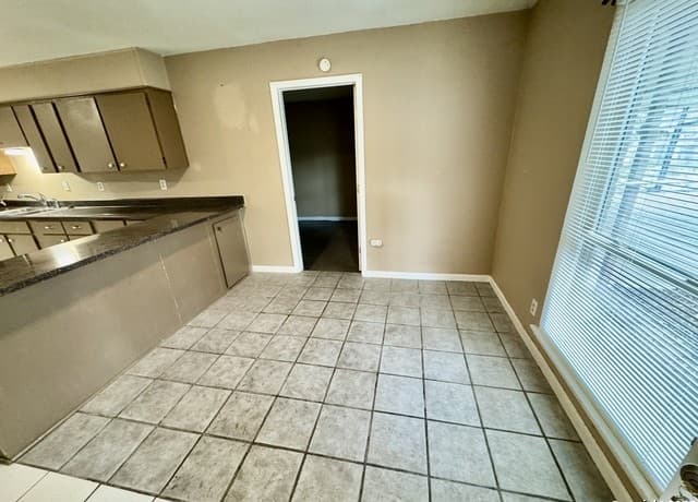 146 Stapleton — photo 3