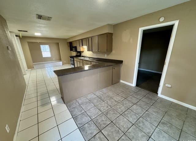 146 Stapleton — photo 4