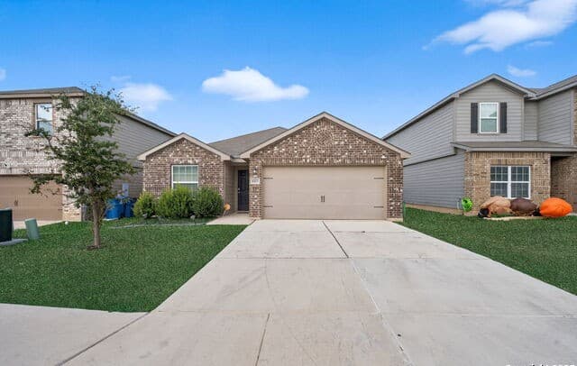3-bedroom rental at 11025 White Sands in Live Oak, TX — photo 2
