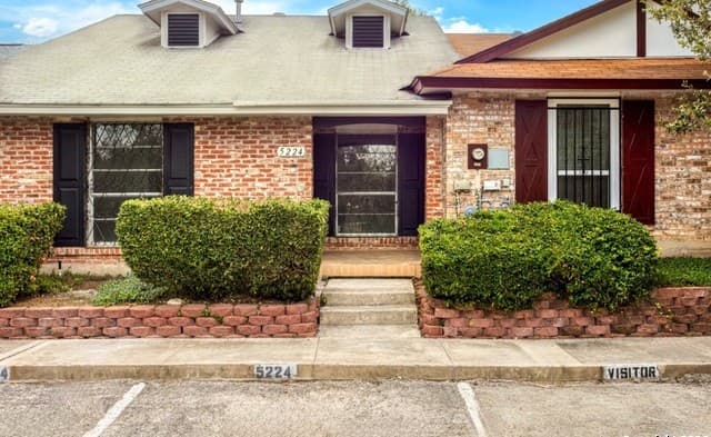 5224 E Rolling Ridge