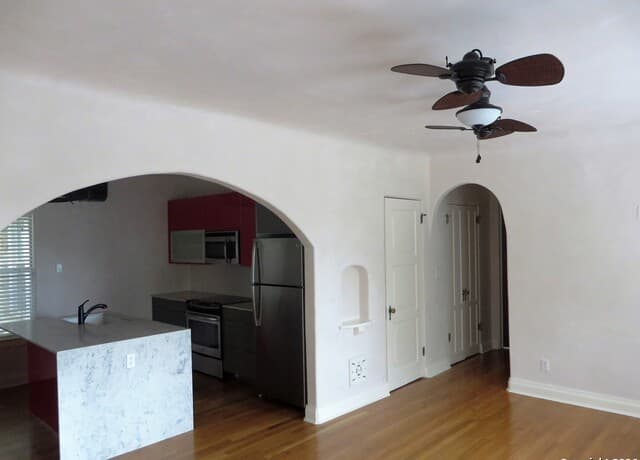 403 W Elsmere Pl Unit 4 — photo 2