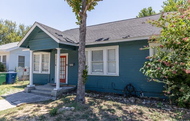 2-bedroom rental at 814 W Lynwood Ave in San Antonio, TX — photo 2