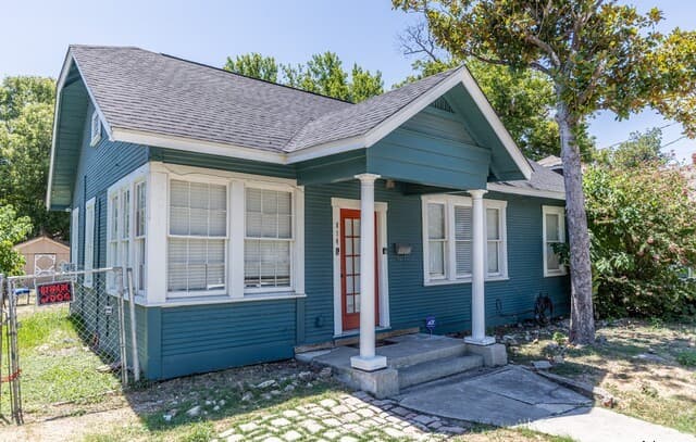 2-bedroom rental at 814 W Lynwood Ave in San Antonio, TX — photo 3