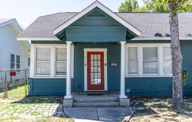 2-bedroom rental at 814 W Lynwood Ave in San Antonio, TX — photo 4