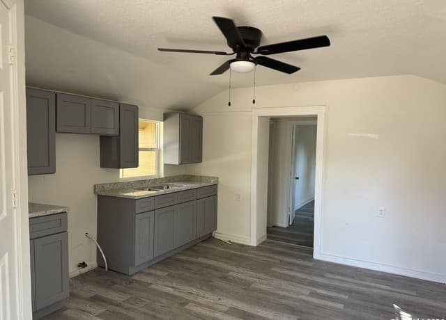 2-bedroom rental at 419 Peabody Unit 2 in San Antonio, TX — photo 2