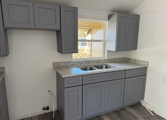 2-bedroom rental at 419 Peabody Unit 2 in San Antonio, TX — photo 3