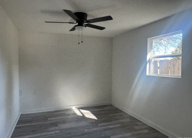 2-bedroom rental at 419 Peabody Unit 2 in San Antonio, TX — photo 4