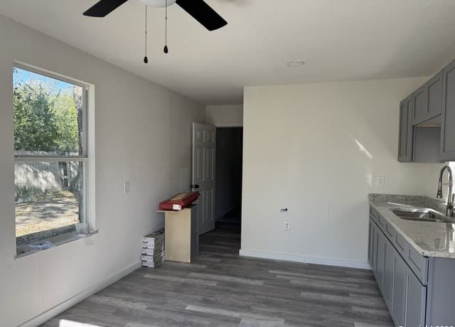 1-bedroom rental at 419 Peabody Unit 3 in San Antonio, TX — photo 2