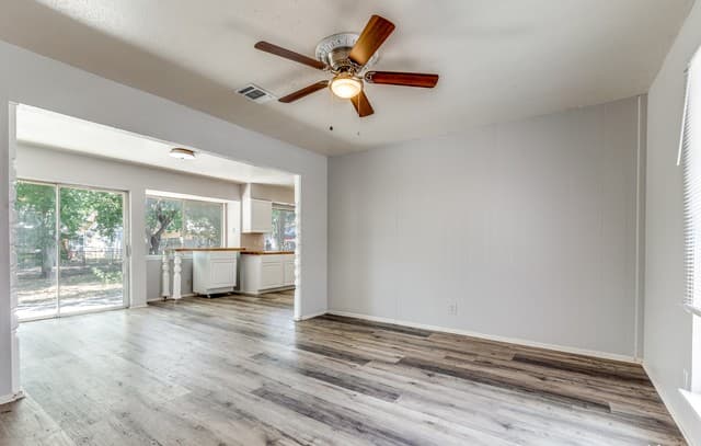 827 Spring Park — photo 2