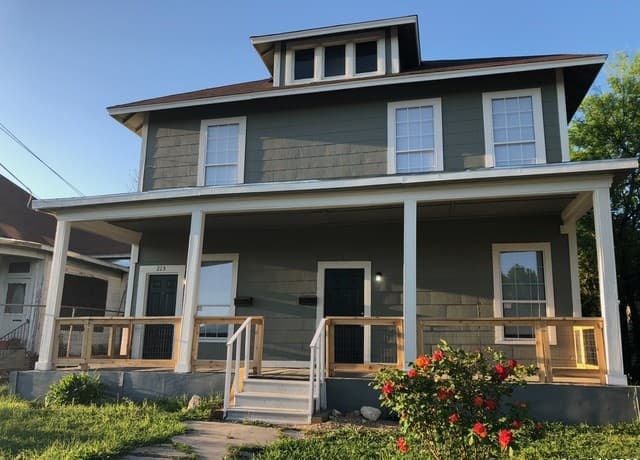 215 Rigsby — photo 1