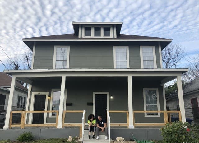 215 Rigsby — photo 2