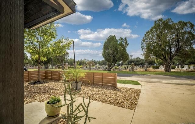 1417 E Crockett St — photo 3