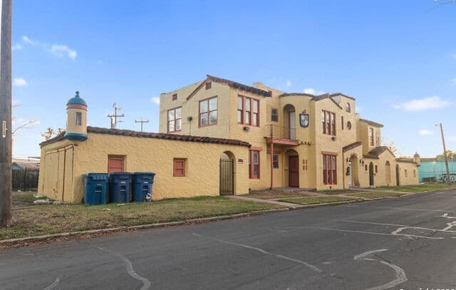 1630 W Rosewood Unit B — photo 1