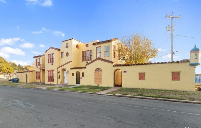 2-bedroom rental at 1630 W Rosewood Unit C in San Antonio, TX — photo 2