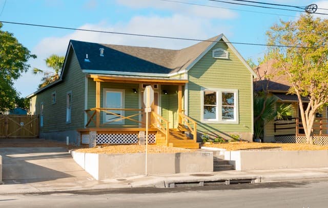 821 W Ashby Pl — photo 2