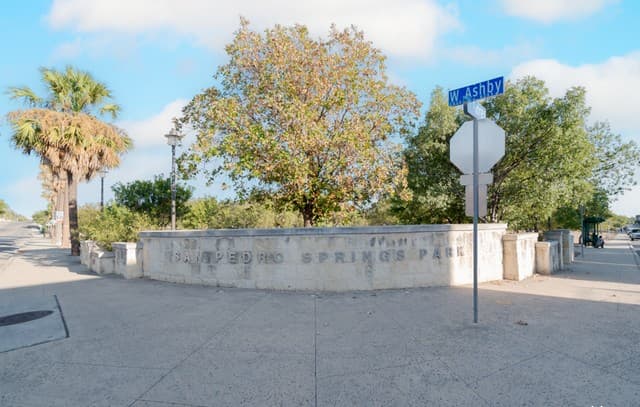 821 W Ashby Pl — photo 3