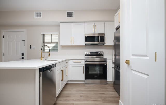 2-bedroom rental at 1644 Mistletoe Unit 101 in San Antonio, TX — photo 3
