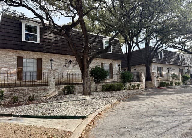 2-bedroom rental at 8038 Broadway Unit 223 in San Antonio, TX — photo 3