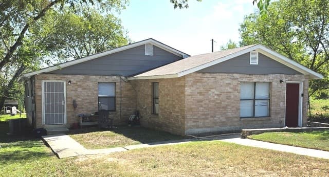 3-bedroom rental at 918 Hampton Unit 1 in San Antonio, TX — photo 2