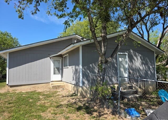 3-bedroom rental at 918 Hampton Unit 1 in San Antonio, TX — photo 3
