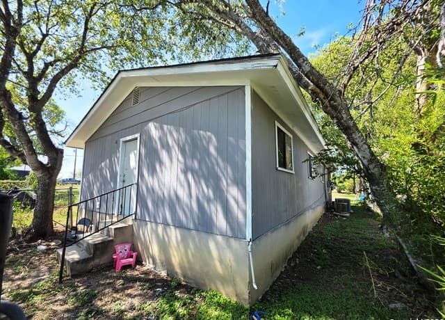 3-bedroom rental at 918 Hampton Unit 1 in San Antonio, TX — photo 4
