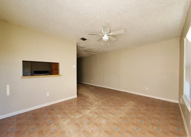 3-bedroom rental at 918 Hampton Unit 1 in San Antonio, TX — photo 5