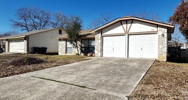 939 Hayloft Ln — photo 2