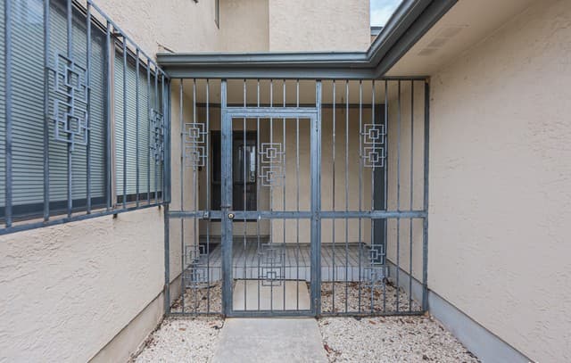 5811 Royal Ridge Dr — photo 2