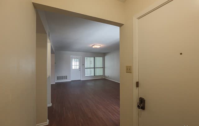 5811 Royal Ridge Dr — photo 3